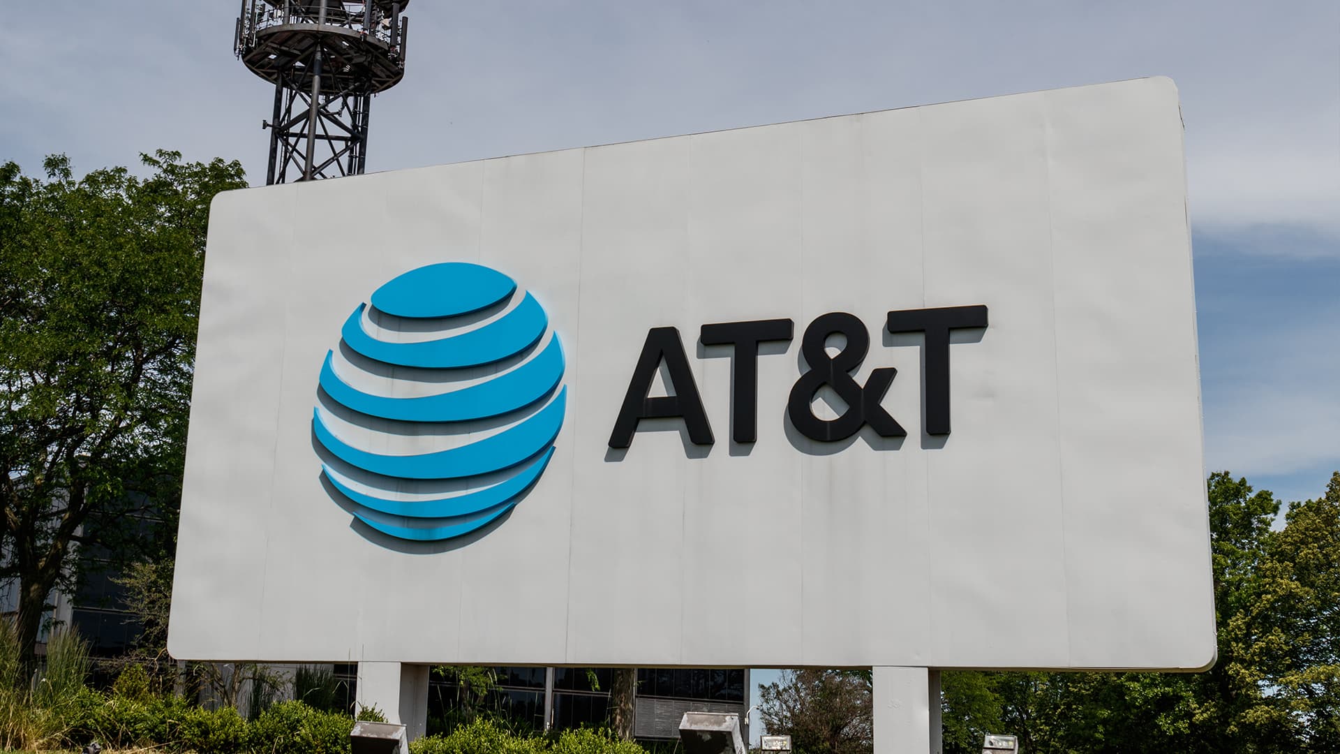 AT&T Dismantles DEI Policies As It Seeks FCC Approval For $1.02B Deal To Purchase Wireless Spectrum Licenses From UScellular
