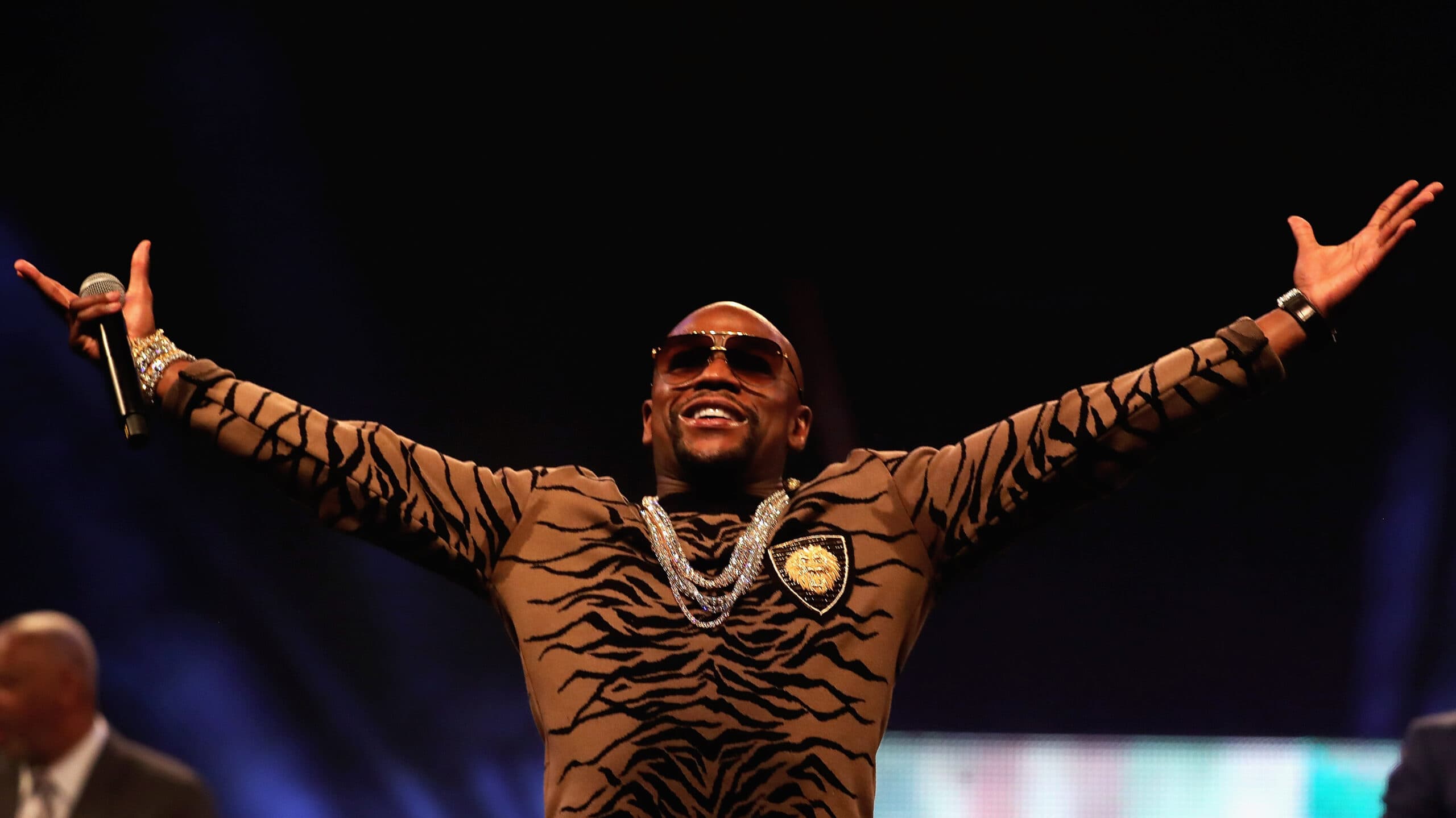 Floyd Mayweather’s $400 Million Net Worth Allows Him To Bless His Family Floyd Mayweather’s $400 Million Net Worth Allows Him To Bless His Family